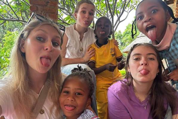 Unique Vrijwilligersproject Tanzania Jonge Kinderen tong uitsteken 