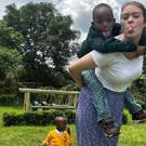 Unique Vrijwilligersproject Tanzania Jonge Kinderen op de rug