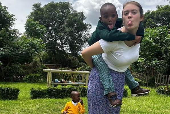 Unique Vrijwilligersproject Tanzania Jonge Kinderen op de rug