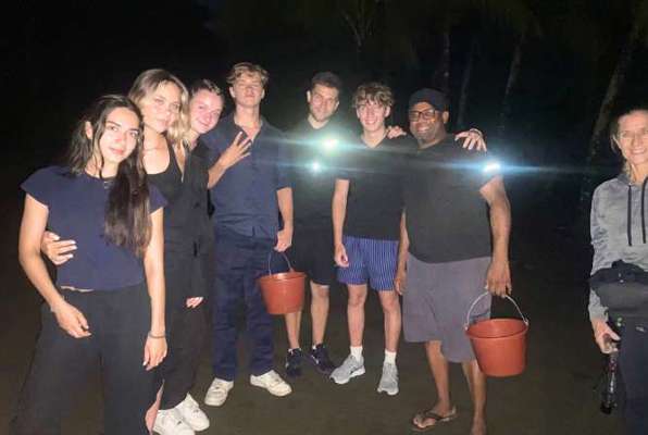 Zee schildpadden project Costa Rica groep in de nacht 