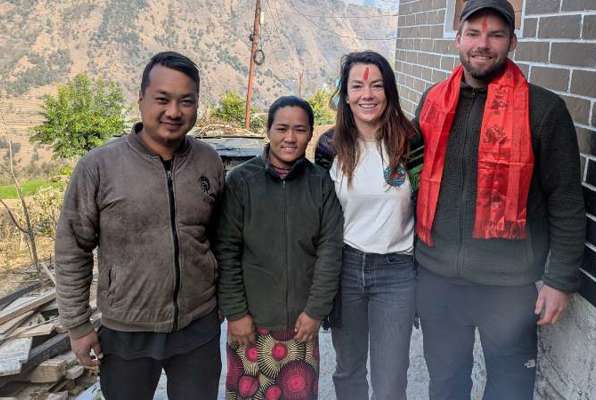 Onderwijs project Nepal Ruma foto met vrijwilligers