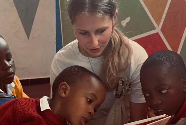 Unique Vrijwilligersproject Tanzania Jonge Kinderen voorlezen