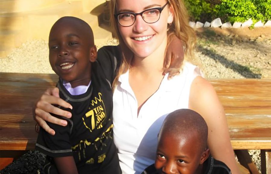 Janna in Tanzania op school