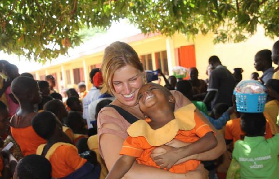 Vrijwilliger in Ghana met de kinderen