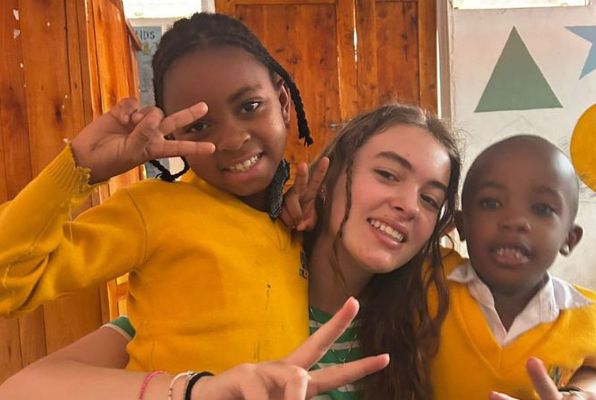 Unique Vrijwilligersproject Tanzania Jonge Kinderen foto met 2 kids