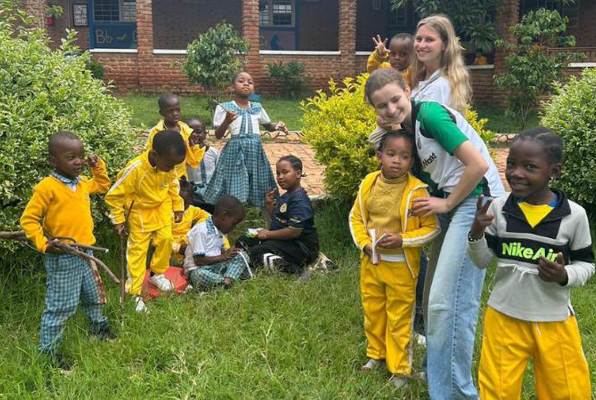 Unique Vrijwilligersproject Tanzania Jonge Kinderen in de tuin